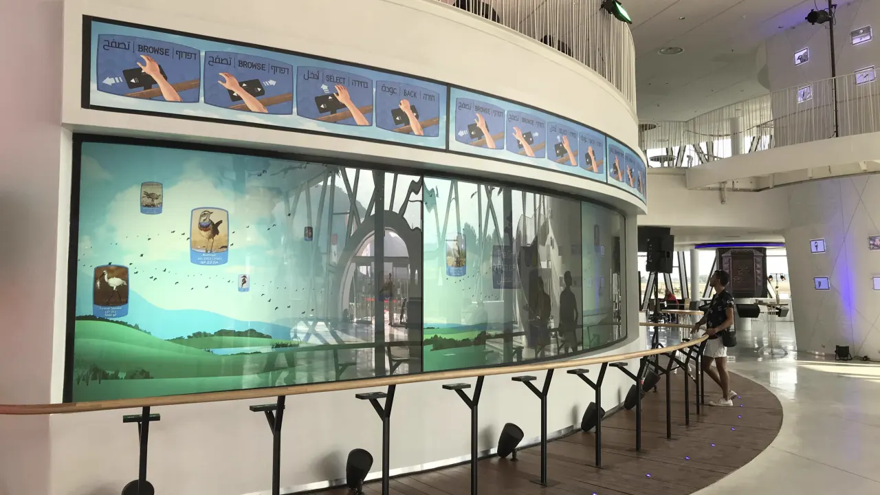 מבט רחב על קיר הציפורים ועל פריסת אזורי המשחק במרכז המבקרים.