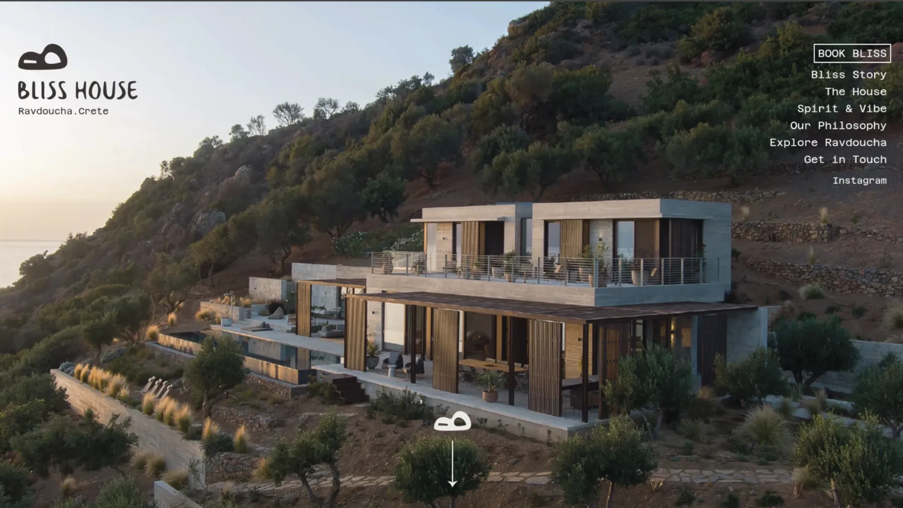 צילום מסך של עמוד הבית של Bliss House Crete, עם הווילה על צלע ההר מול הים.