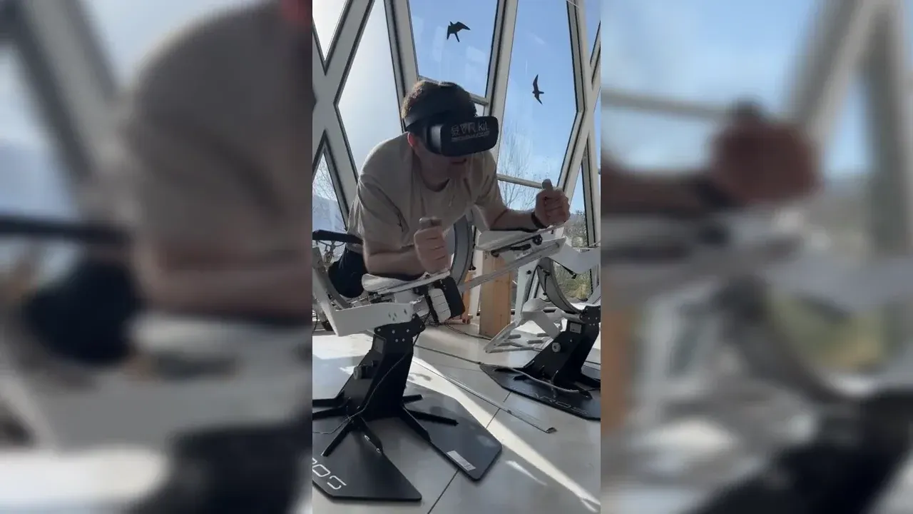 משתתף משחק על מתקן ICAROS עם משקפי VR.