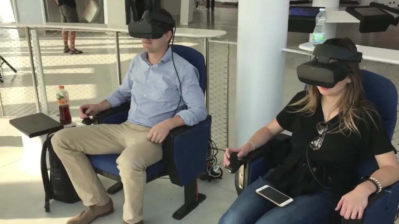 מסלול ישיבה עם משקפי VR וג׳ויסטיקים.