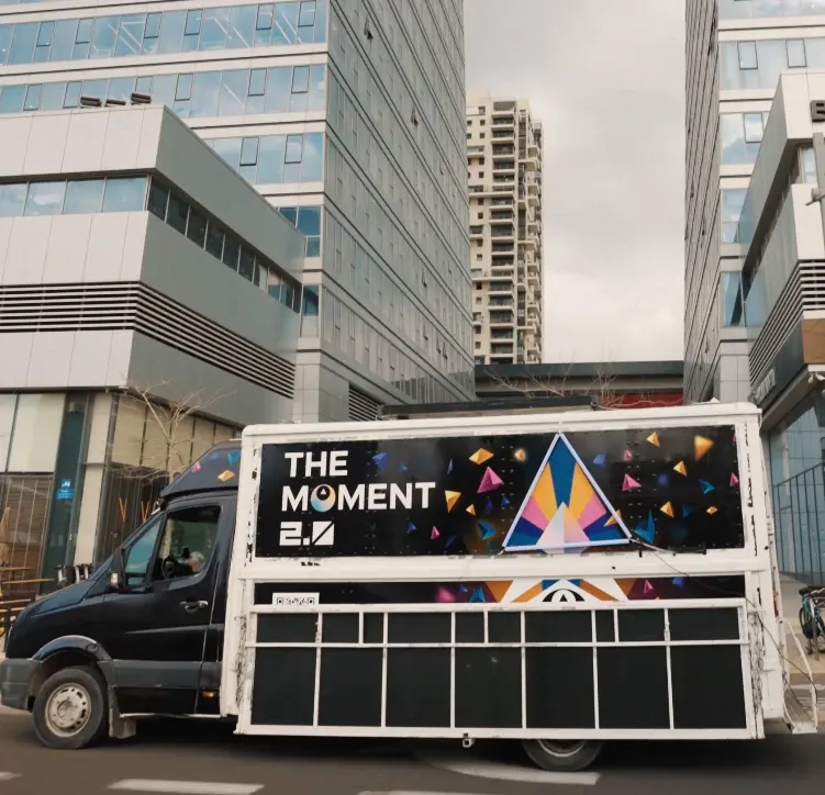 משאית העוגיות הממותגת של The Moment 2.0 for Rapyd בתל אביב.