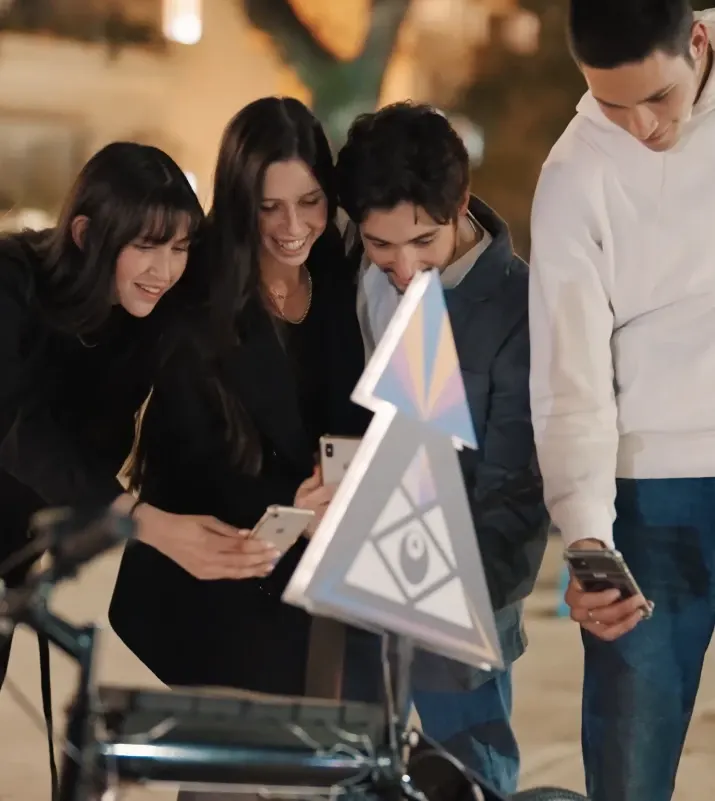 משתתפים ב־The Moment 2.0 for Rapyd עם טלפונים לצד אופניים ממותגים.